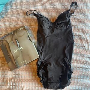 New in Box Skims seamless sculpt brief bodysuit